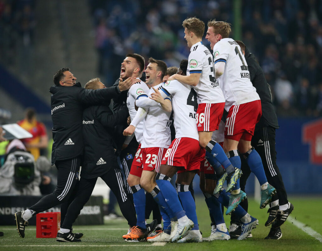 Hamburger SV Spielertraube bejubelt Freistoßtor von Vuskovic im SPiel der 2. Bundesliga gegen den KSC