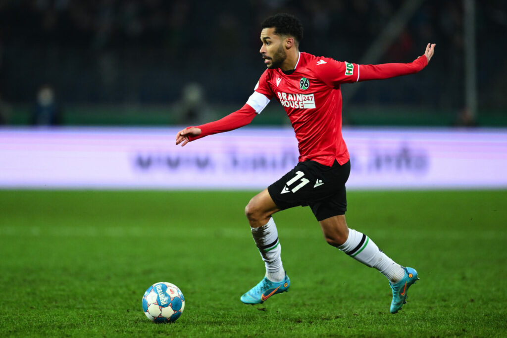 Linton Maina im Trikot von Hannover 96