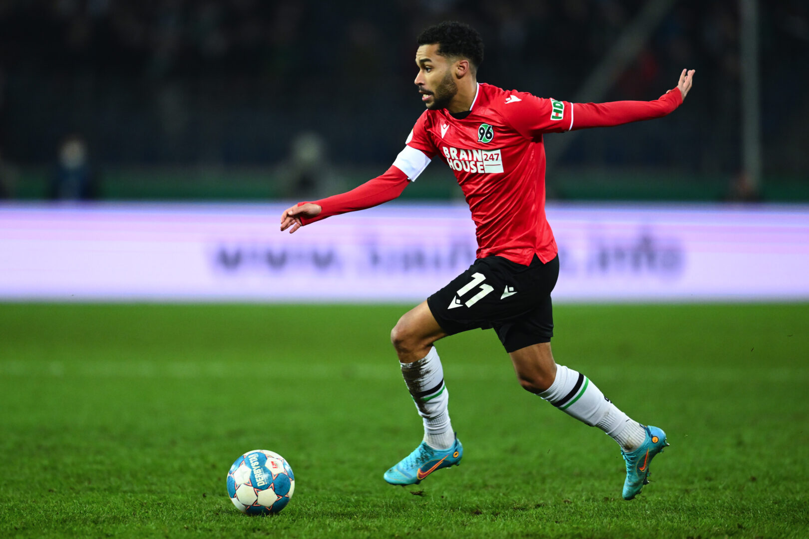 Linton Maina im Trikot von Hannover 96
