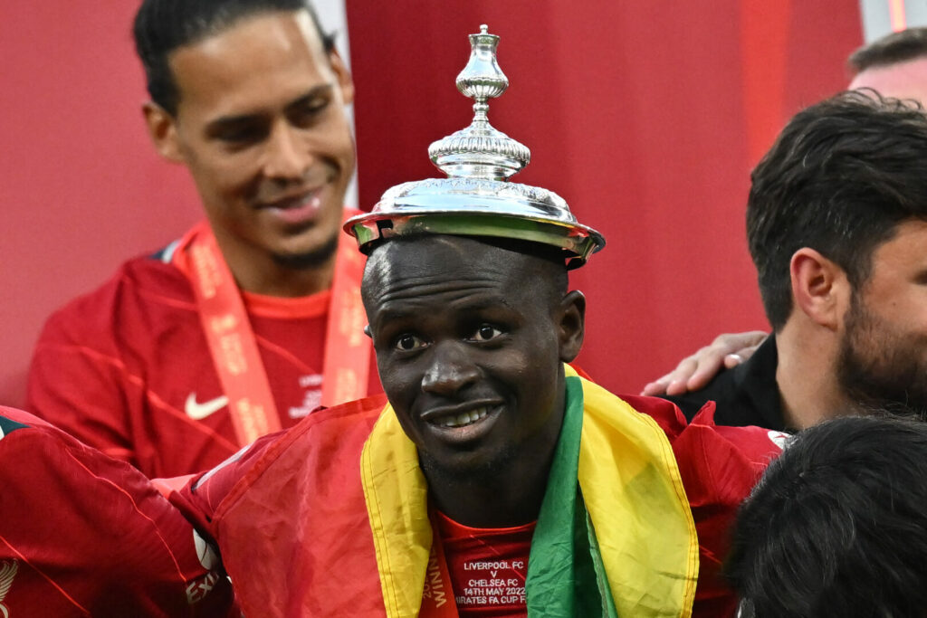 Sadio Mané (vorne) könnte bald für den FC Bayern München stürmen.