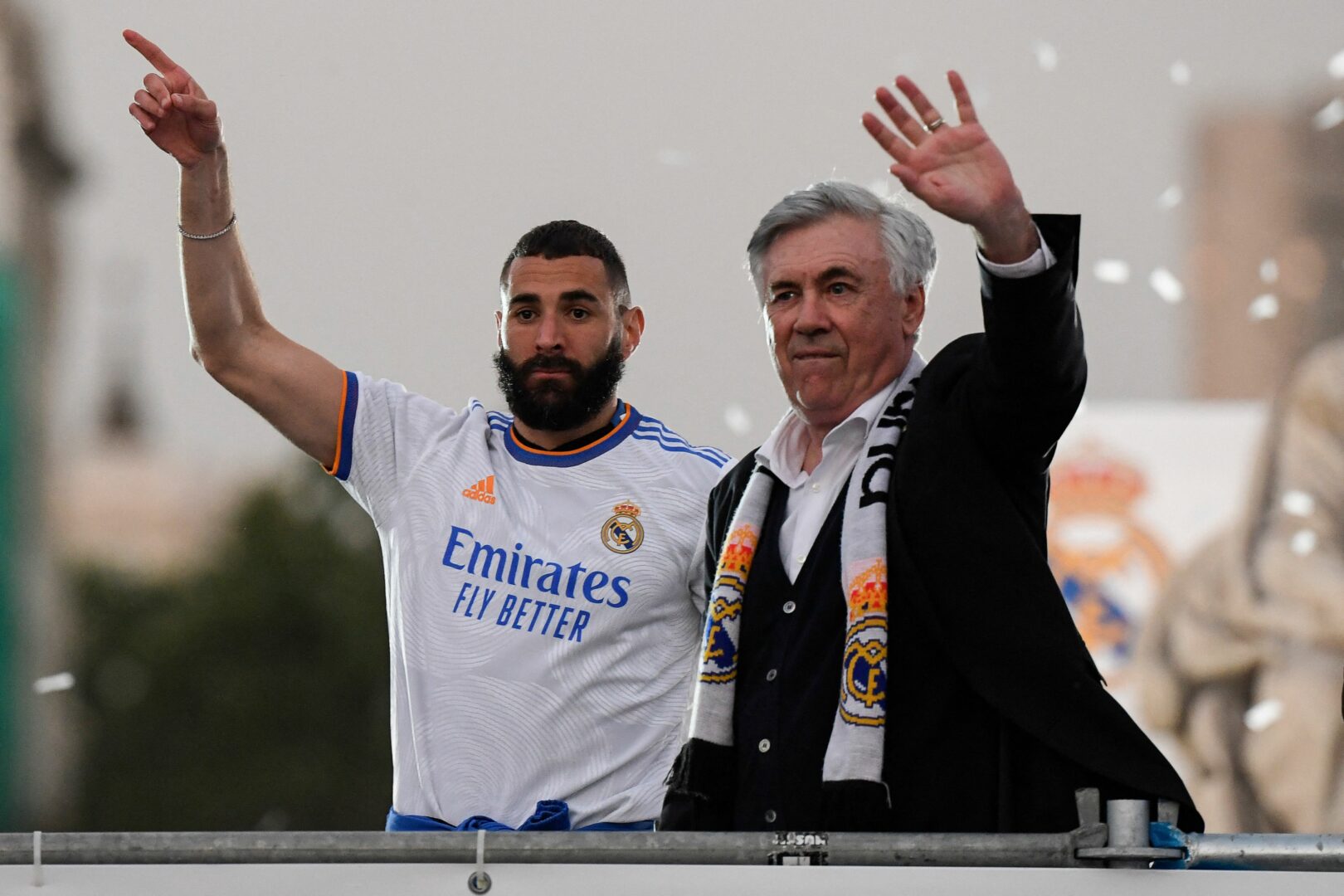 Real Madrid: Karim Benzema und Carlo Ancelotti feiern die Meisterschaft.