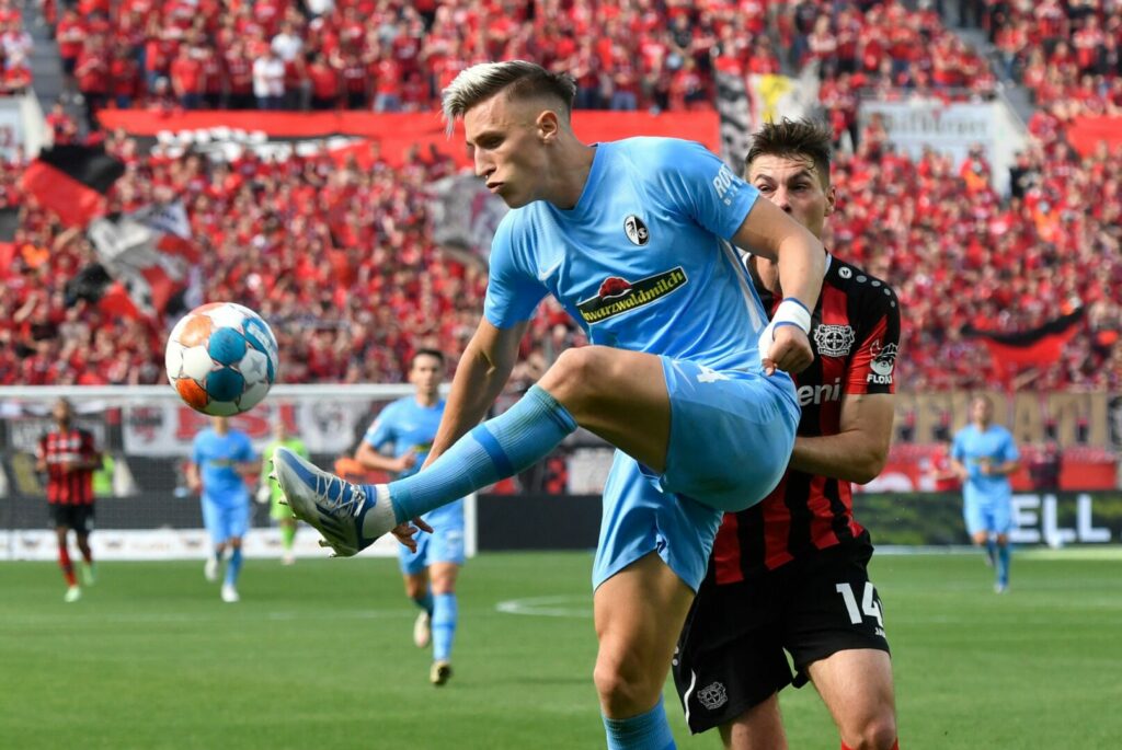 Nico Schlotterbeck (vorne) wird der Bundesliga trotz seines Abganges vom SC Freiburg erhalten bleiben.