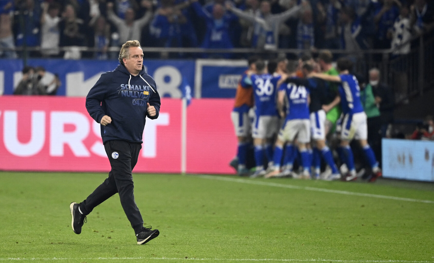 Schalke dreht 0:2-Rückstand gegen St. Pauli und steigt in die Bundesliga auf!