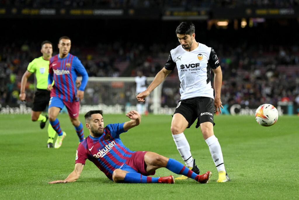 Carlos Soler könnte zum FC Barcelona wechseln.