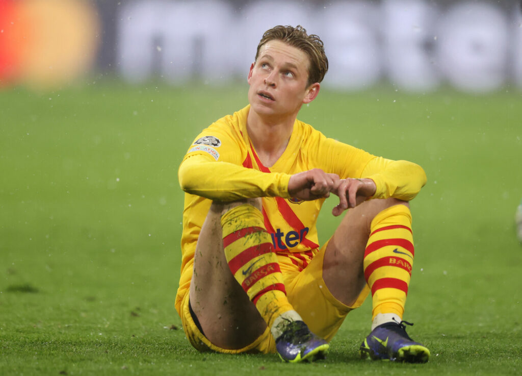 Frenkie de Jong, sitzend auf dem Fußballfeld.