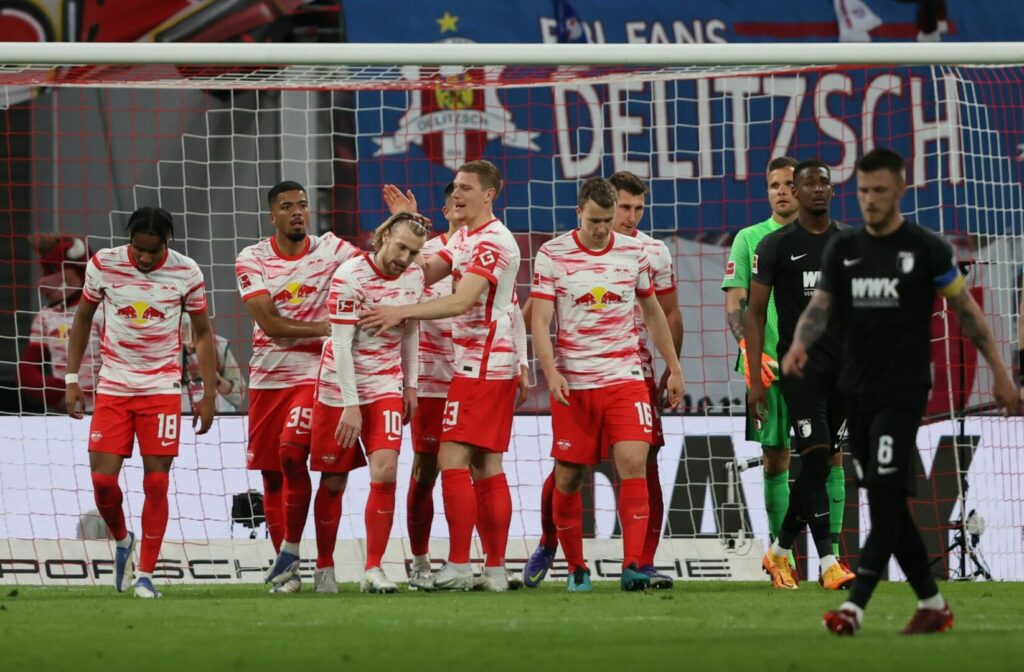 Die Spieler von RB Leipzig bejubeln das 4:0 durch Emil Forsberg