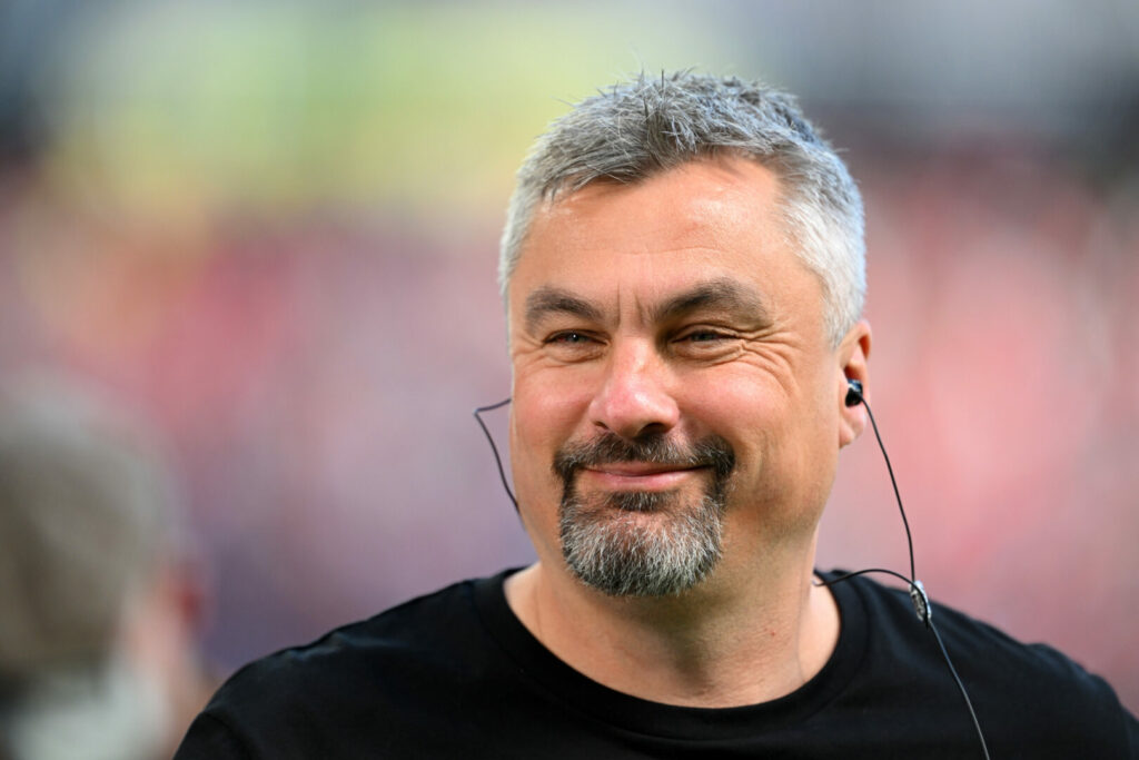 Thomas Reis, grinsend. Der Trainer ist beim VfL Wolfsburg im Gespräch