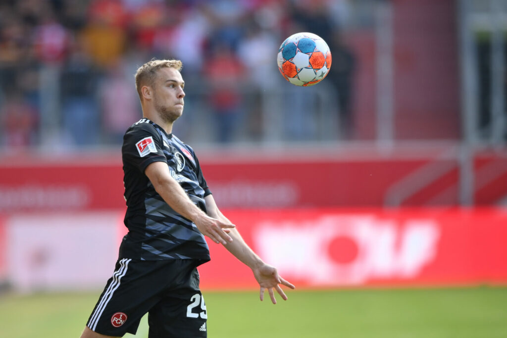 Nach längerem Zögern bleibt Tim Handwerker dem 1. FC Nürnberg treu.