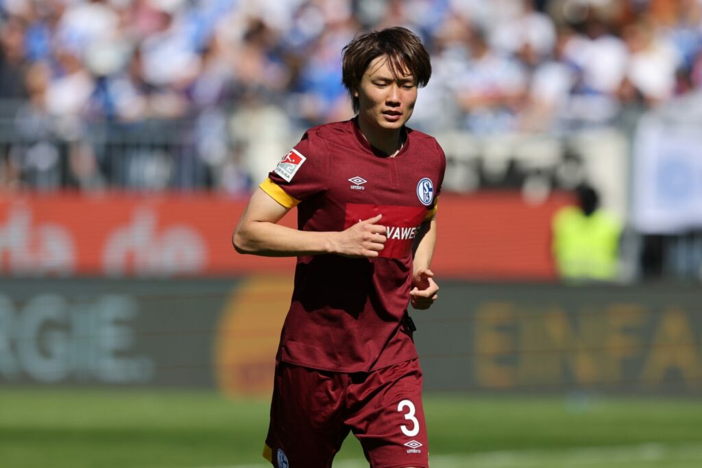 Ko Itakura im Trikot des FC Schalke 04.
