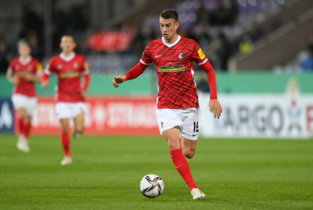 Janik Haberer mit dem Ball am Fuß