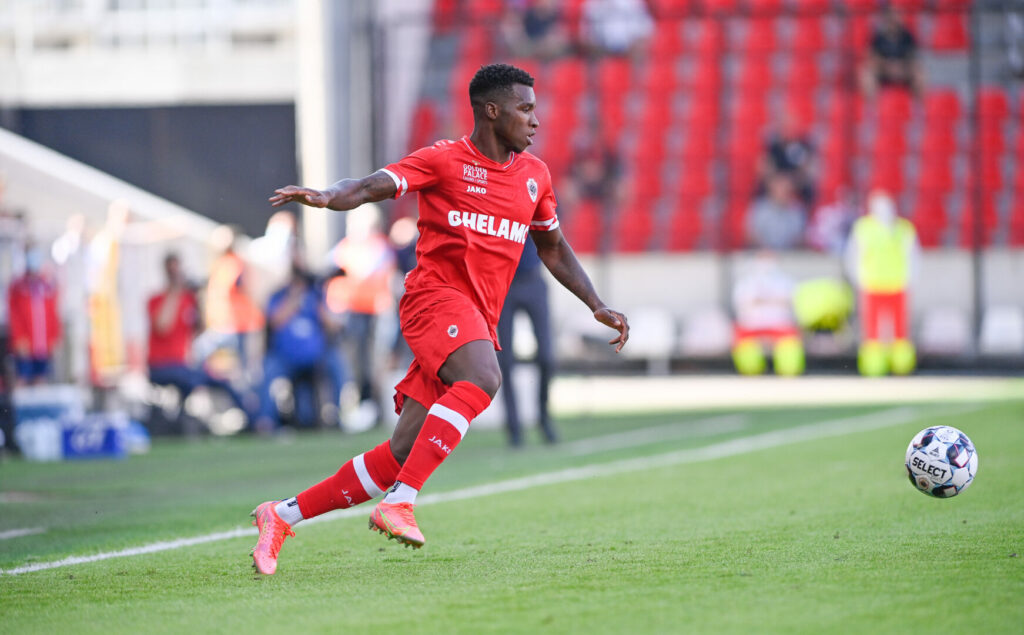 Aurelio Buta im Trikot vom Royal Antwerp FC