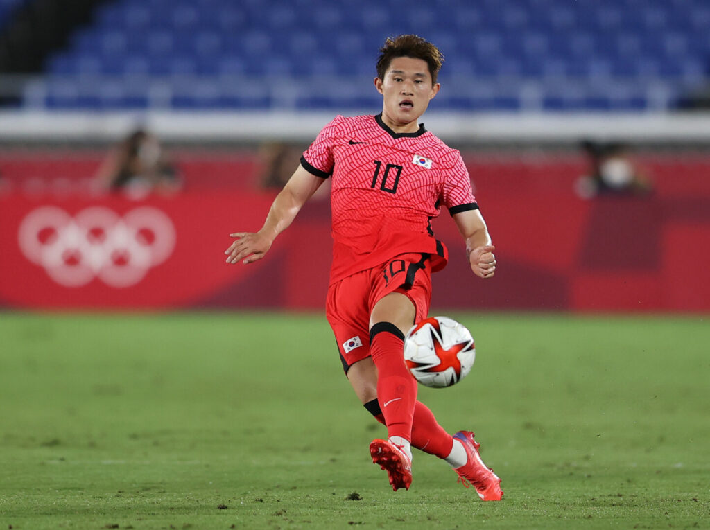 Dong-gyeong Lee, hier für das südkoreanische Olympiateam am Ball