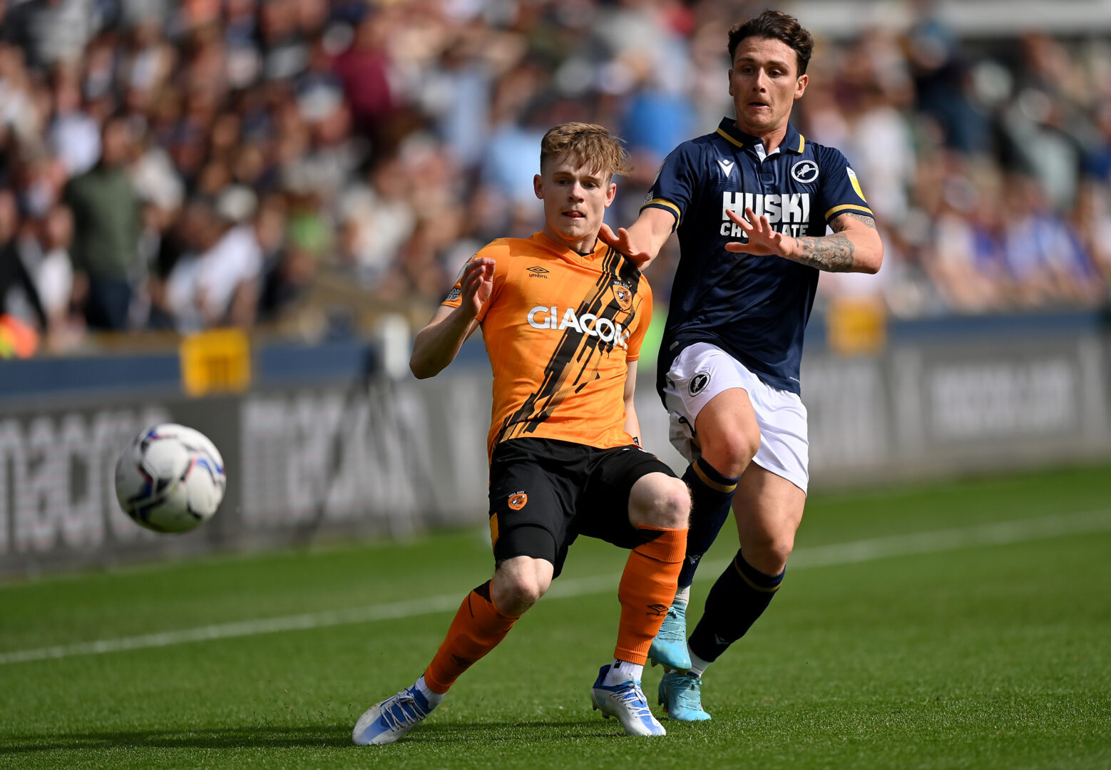 Keane Lewis-Potter (links) im Trikot von Hull City