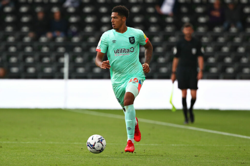 Levi Colwill im Trikot von Huddersfield Town