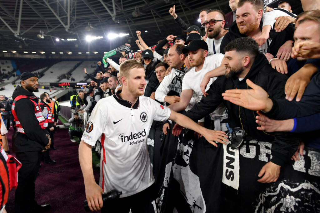 Martin Hinteregger klatscht mit Fans von Eintracht Frankfurt ab
