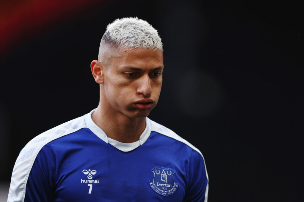 Richarlison im Aufwärmshirt des FC Everton
