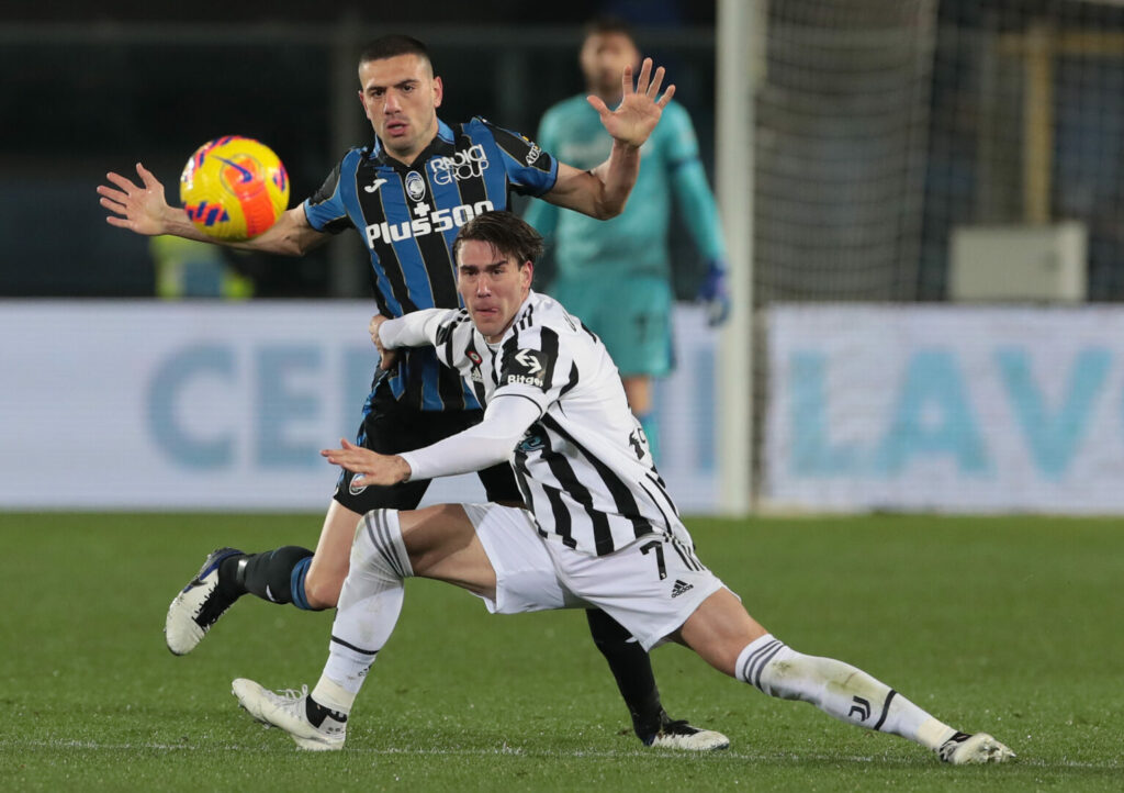 Demiral i Zweikampf mit Vlahovic