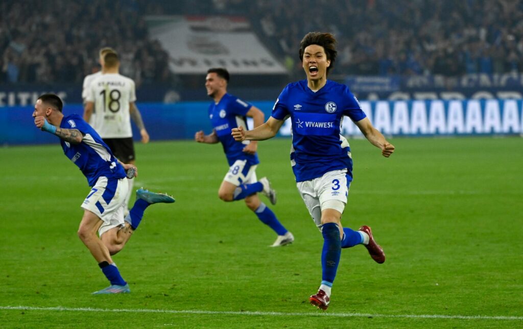 Ko Itakura jubelnd auf dem Platz