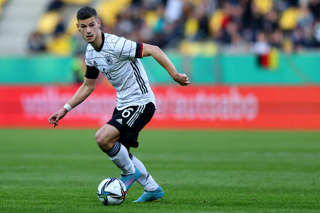 Schalke 04 verpflichtet Tom Krauß. Hier ist er im Trikot der U21-Nationalmannschaft zu sehen.