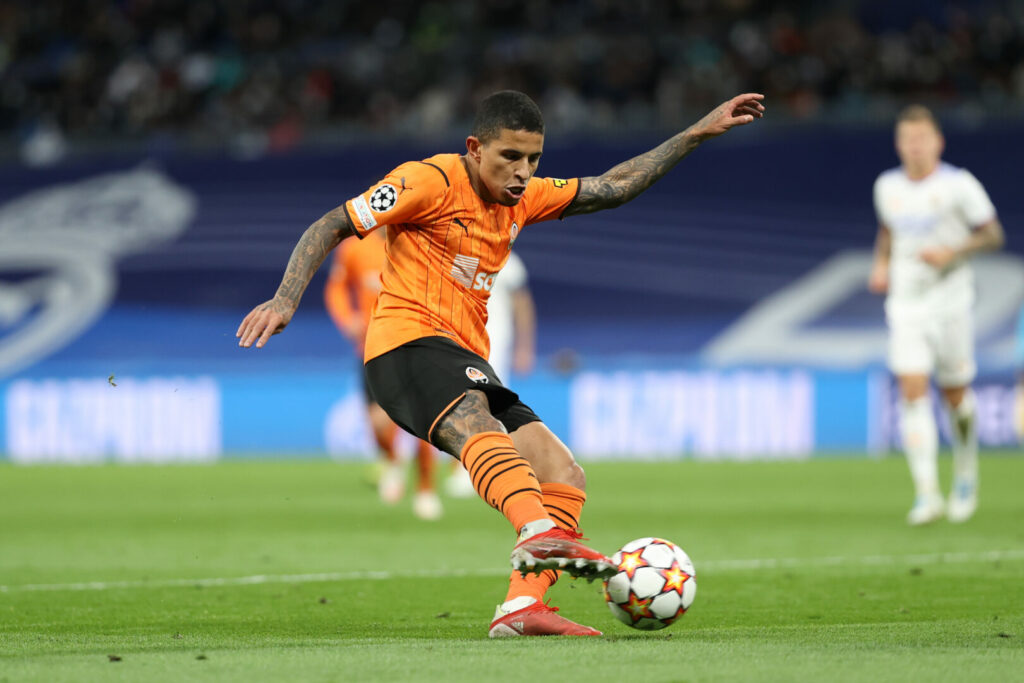 Dodó im Trikot von Shakhtar. Barca soll Interesse an dem Brasilianer haben