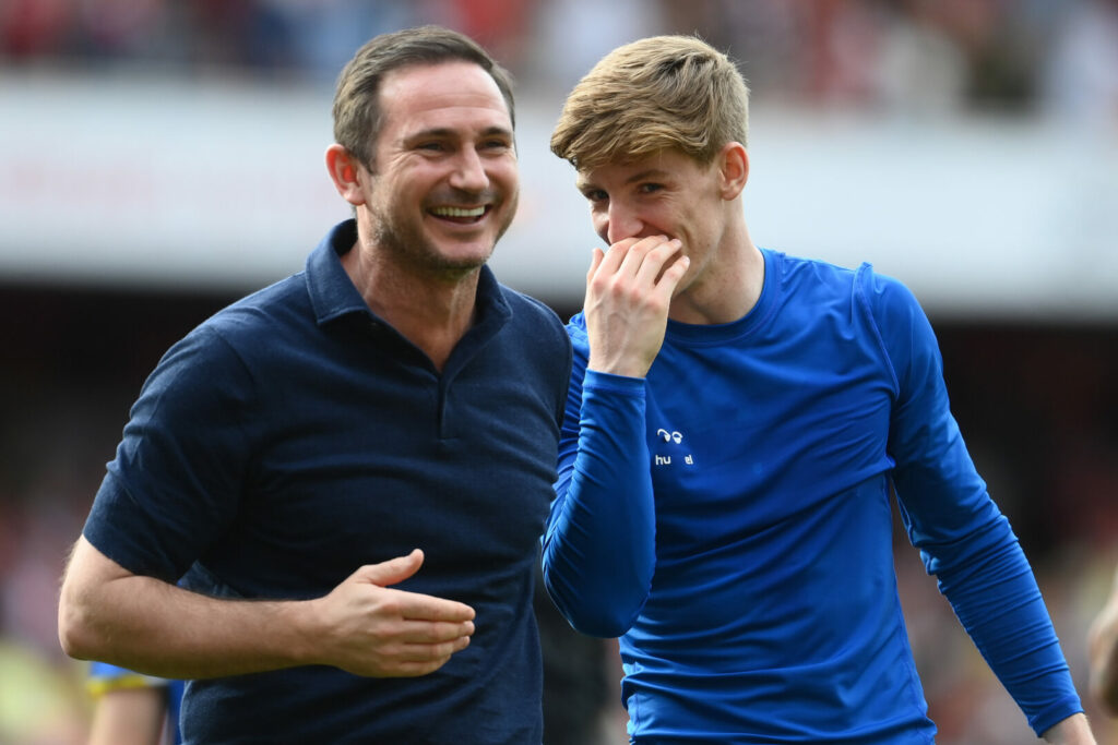 Anthony Gordon im Gespräch mit Frank Lampard