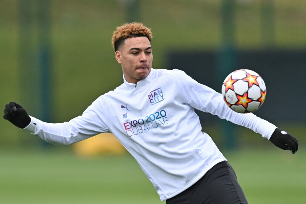 Der FC Southampton und Bayer Leverkusen blicken auf Samuel Edozie.