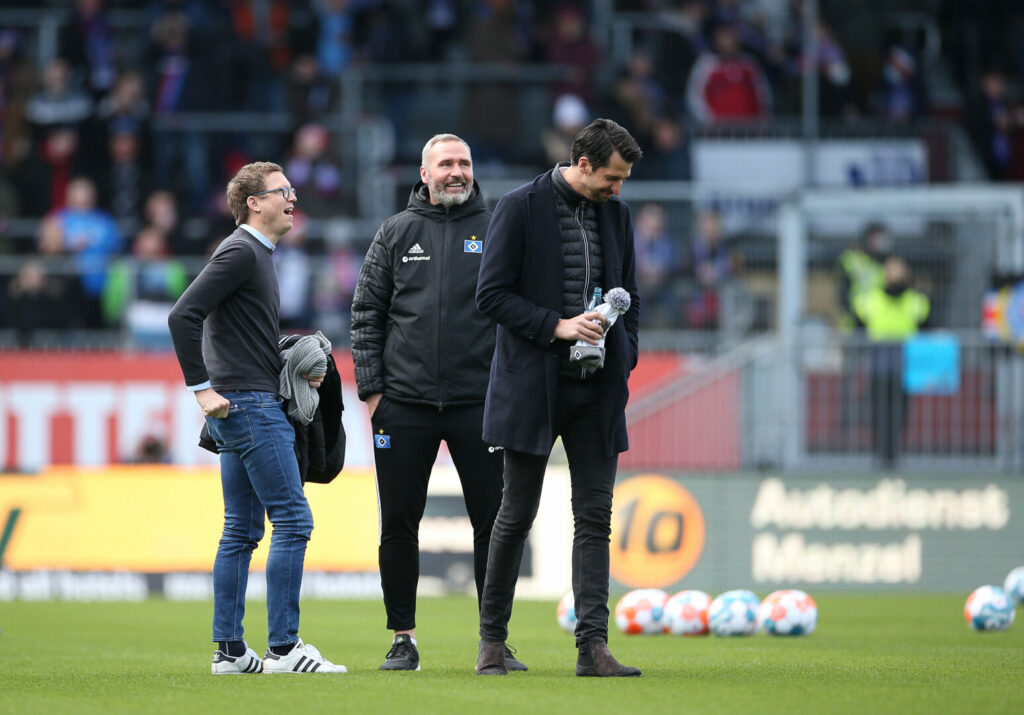 HSV-Trainer Walter, HSV-Sportvorstand Boldt und HSV-Sportdirektor Mutzel im Gespräch