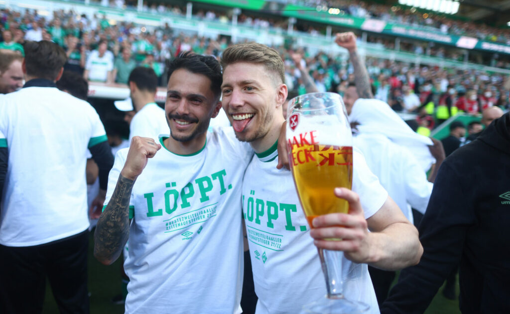 Mitchell Weiser feiert den Aufstieg von Werder Bremen.