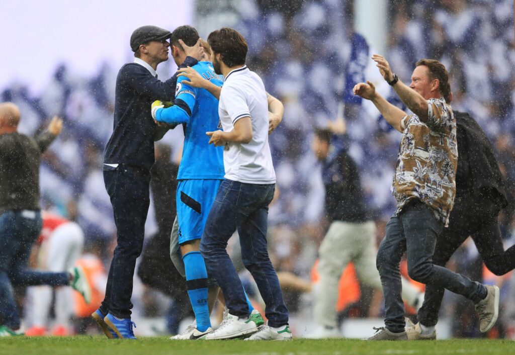Platzsturm beim Premier League Spiel zwischen Tottenham und Manchester United