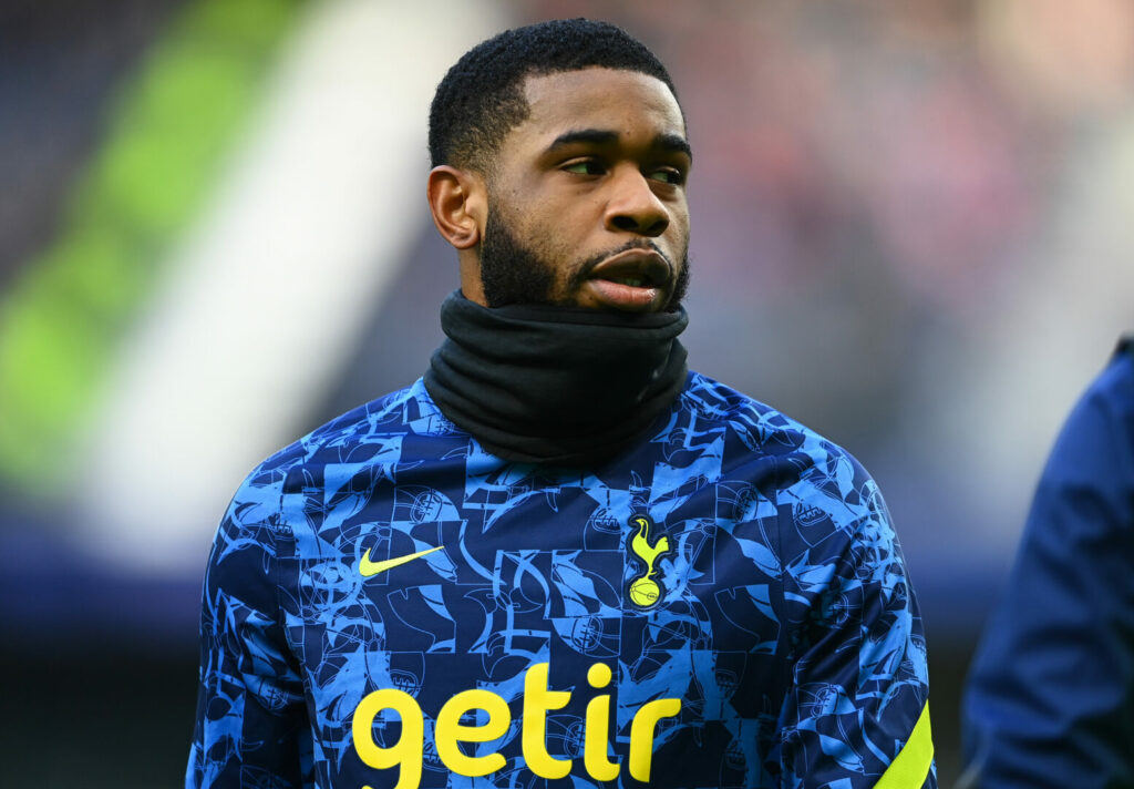 Japhet Tanganga im Aufwärmen-Dress von Tottenham