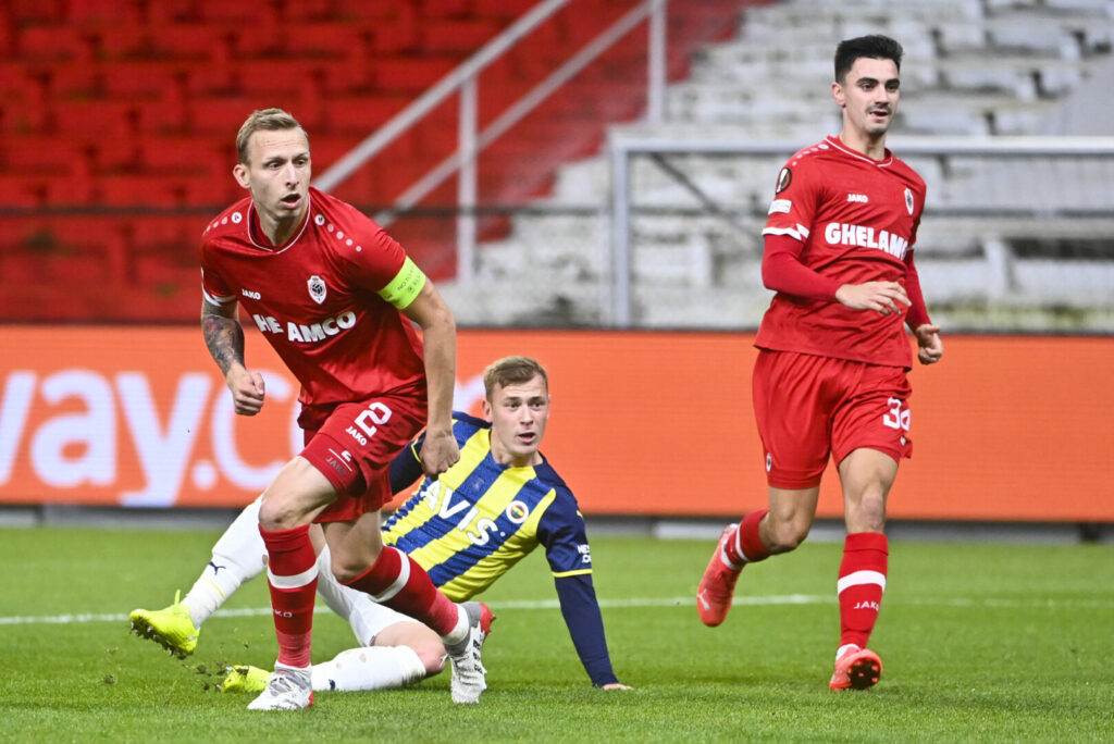 Max Meyer (Mitte) im Trikot von Fenerbahçe