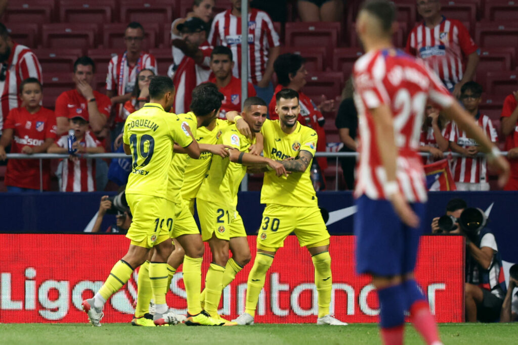 Die Spieler des FC Villarreal bejubeln den Treffer zum 1:0 im Spiel bei Atletico Madrid