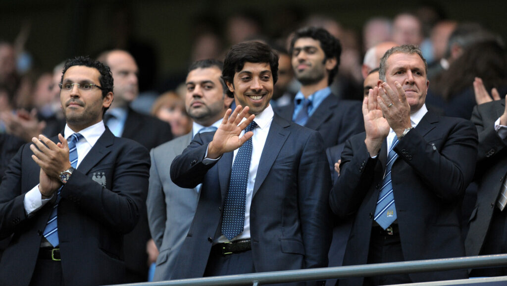 Sheikh MansSheikh Mansour bin Zayed Al Nahyan auf der Tribüne