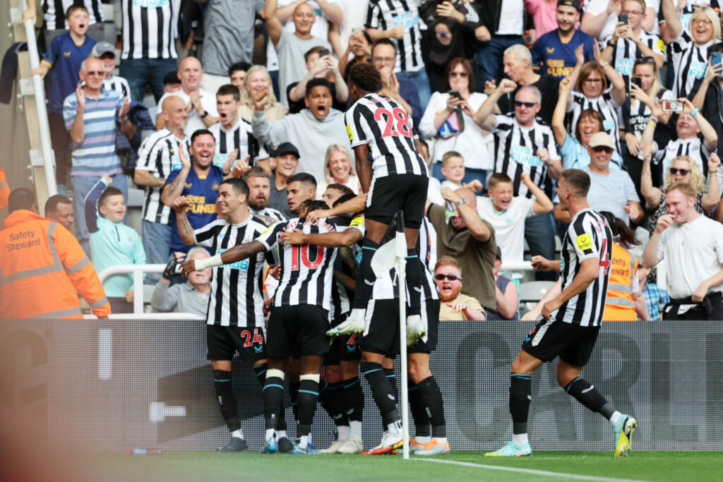 Newcastle feiert das 1:0 gegen Manchester City, am Ende trennten sie sich am dritten Spieltag der Premier League mit 3:3.