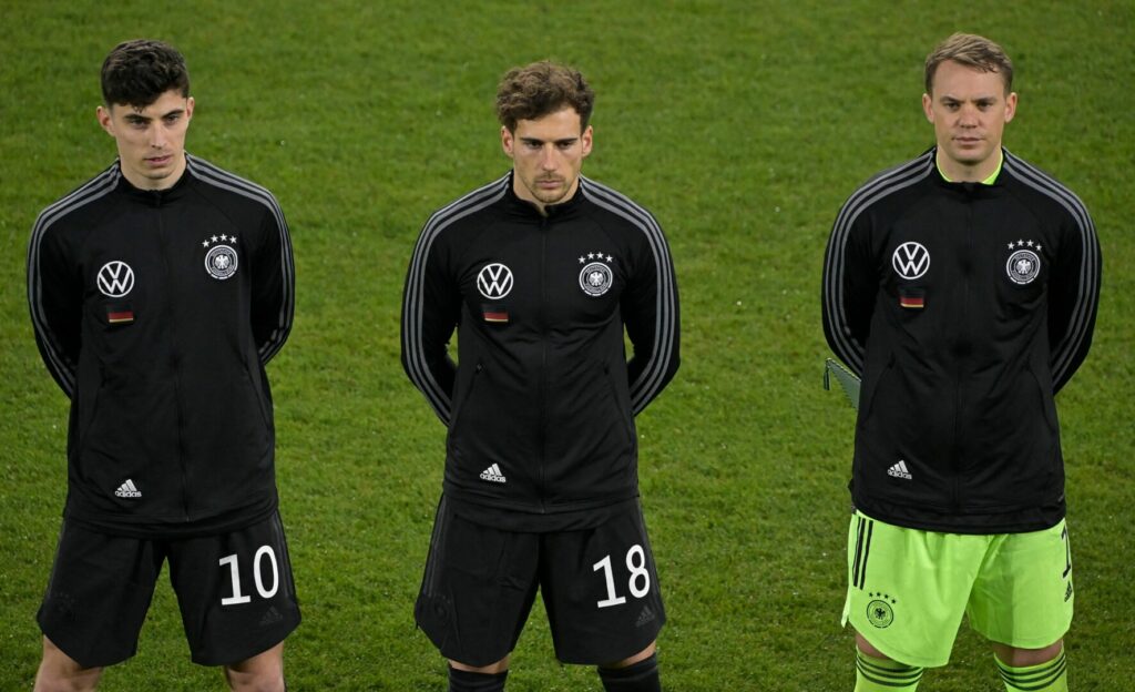 Leon Goretzka (Mitte) und Manuel Neuer (rechts) bei der Nationalmannschaft des DFB