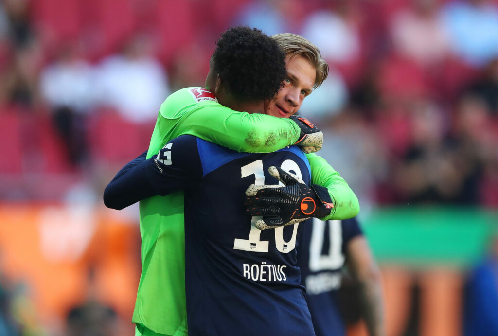 Jean-Paul Boëtius im Trikot von Hertha BSC, gemeinsam mit Torwart Oliver Christensen