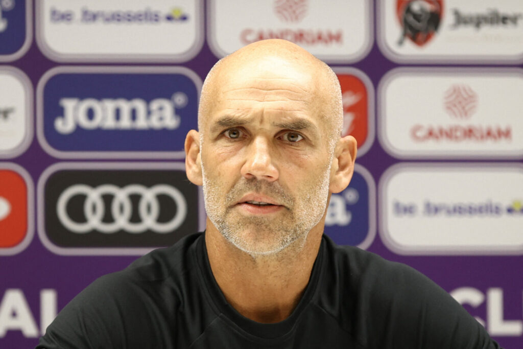 Thomas Letsch bei einer Pressekonferenz von Vitesse