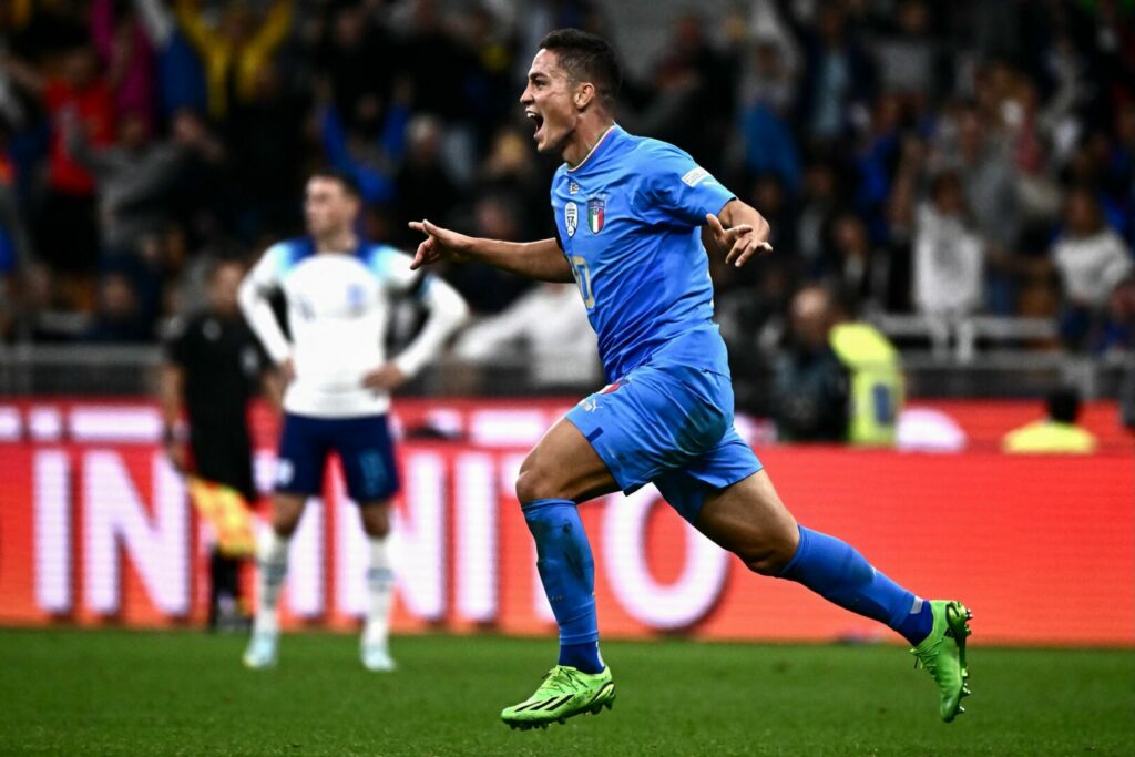 Giacomo Raspadori bejubelt in der UEFA Nations League seinen Treffer zum 1:0 für Italien gegen England