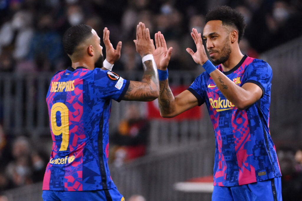 Memphis Depay und Pierre-Emerick Aubameyang, hier beim FC Barcelona, könnten zusammen zu Chelsea wechseln.