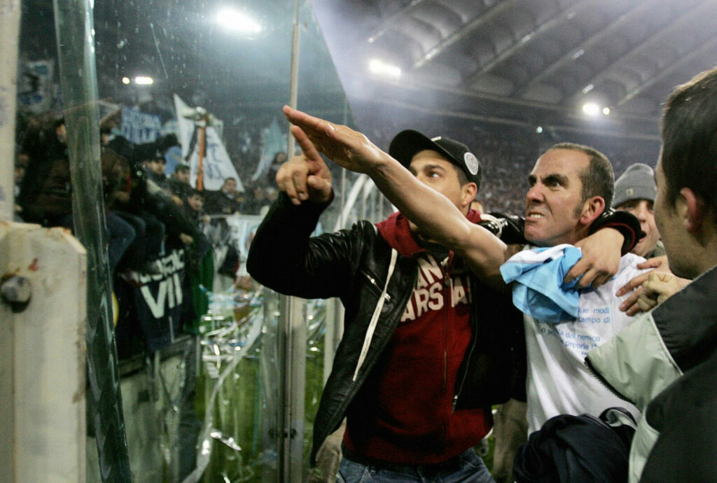 Paolo di Canio bejubelt bei einem Spiel in Italien einen Treffer mit einem Hitlergruß