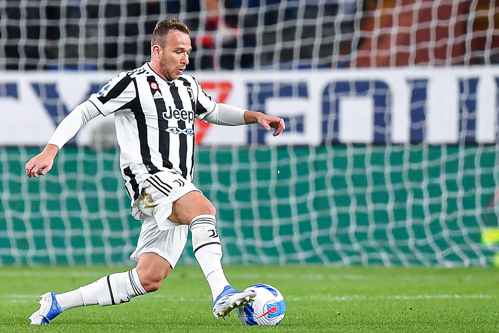 FC Liverpool leiht Mittelfeldspieler Arthur aus Turin