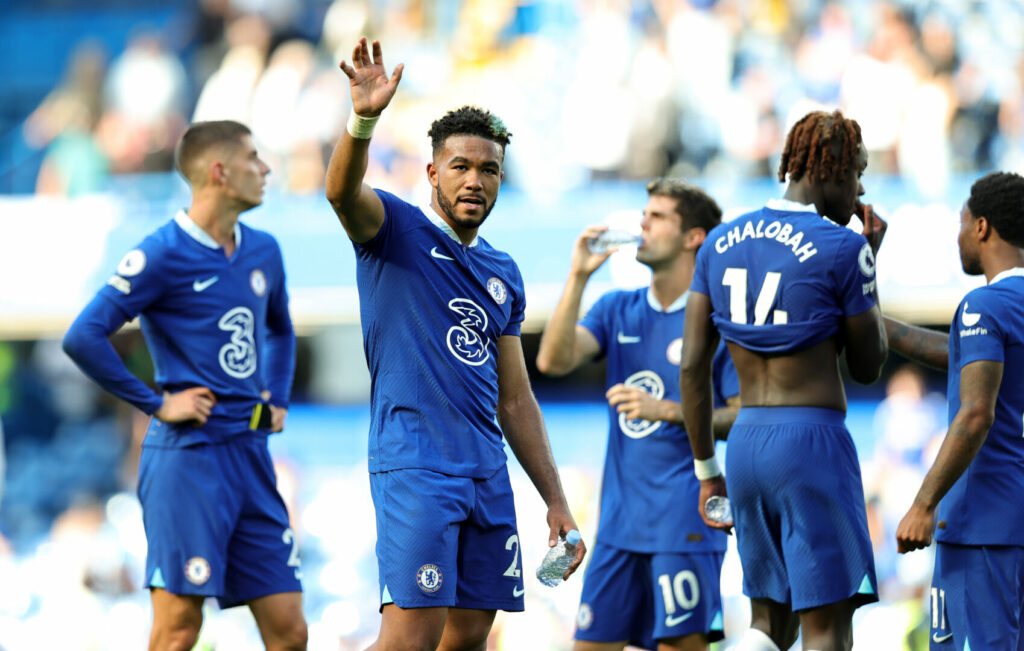 Chelsea-Spieler Reece James gebt den Arm. Er bleibt den Blues bis 2028 erhalten.