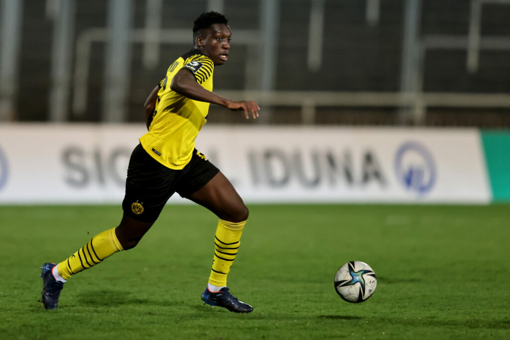 Abdoulaye Kamara, Spieler des BVB, ist im Youth-League-Spiel beim FC Sevilla wiederholt rassistisch beleidigt worden