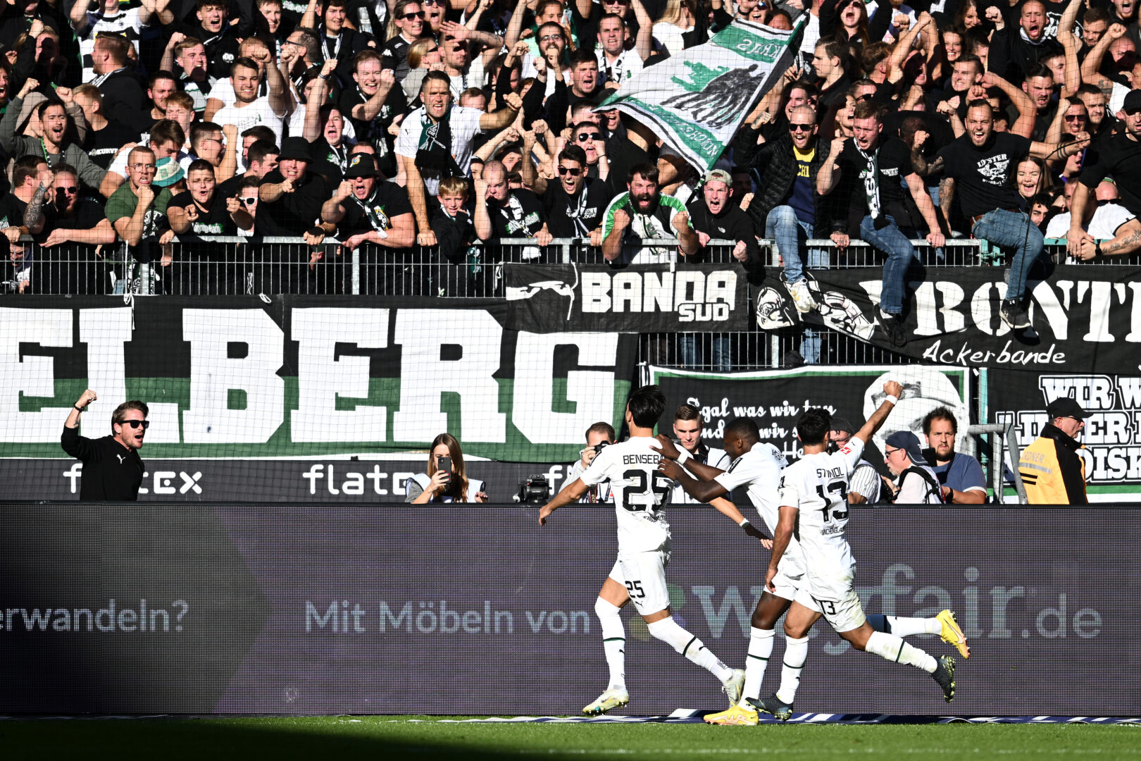 Bundesliga | Platzverweis, Traumtor, Doppelpack: Gladbach besiegt Köln in torreichem Rheinderby klar