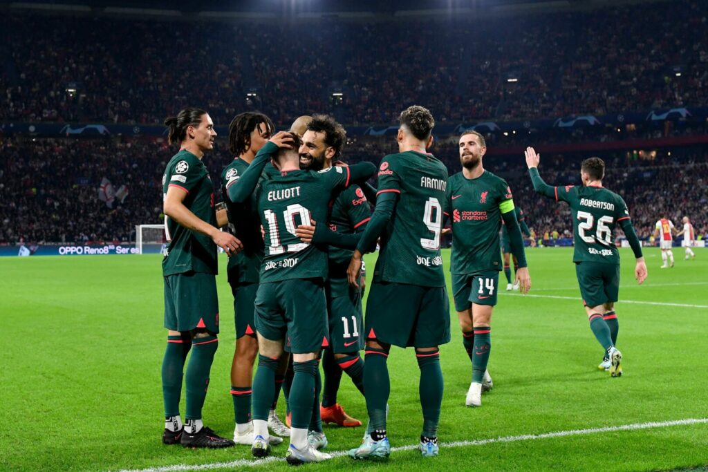 Champions League: Der FC Liverpool feiert während des Auswärtssiegs über Ajax Amsterdam.