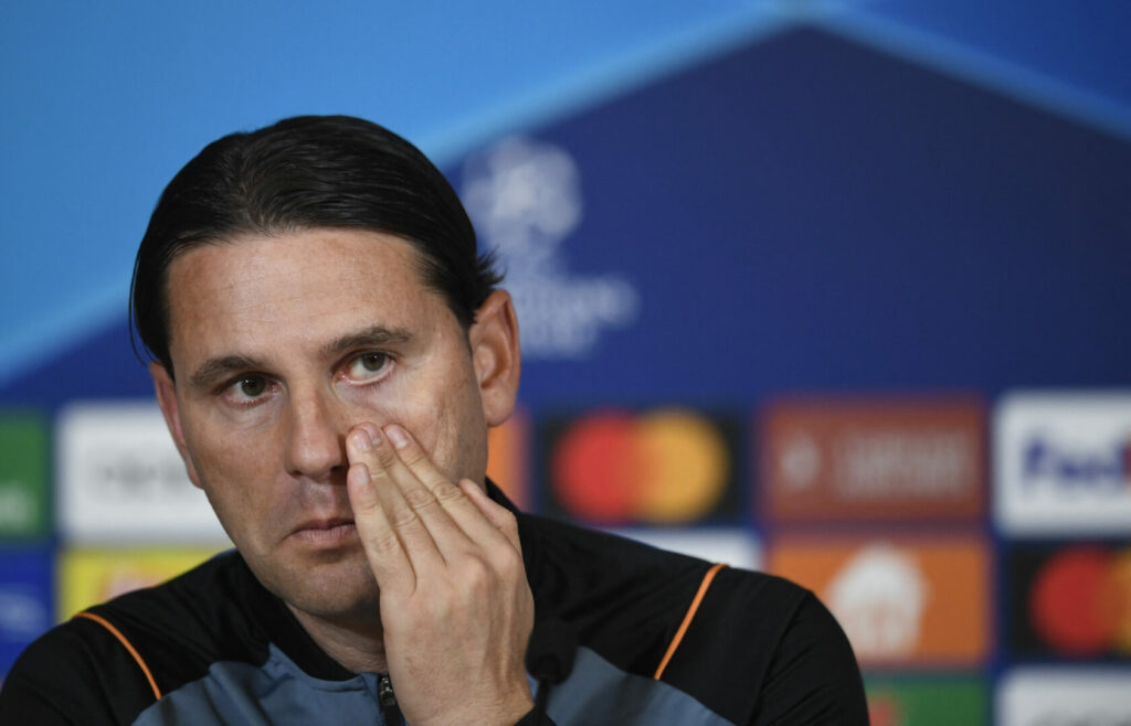 Gerardo Seoane auf einer Pressekonferenz