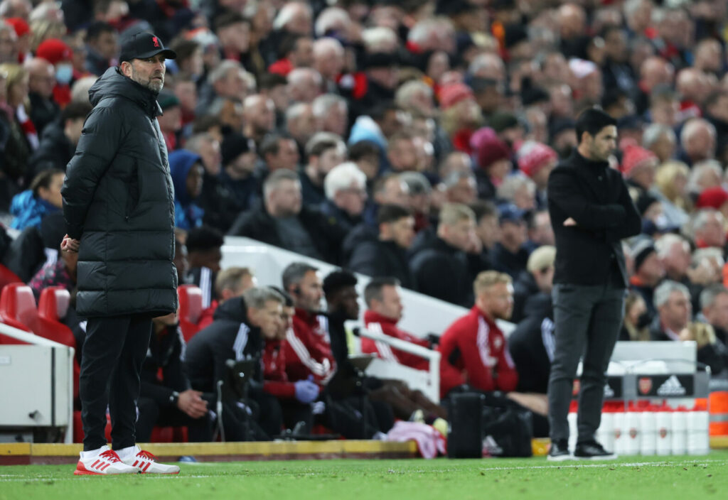 Liverpool-Trainer Jürgen Klopp und Arsenal-Trainer Mikel Arteta an der Seitenlinie.