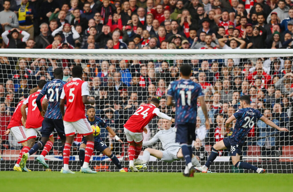Reiss Nelson erzielt das 2:0 des FC Arsenal gegen Nottingham Forest.