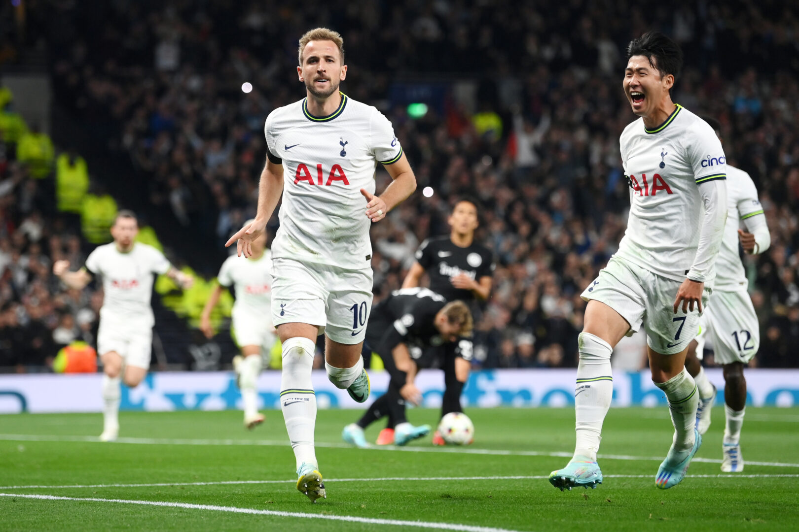 Harry Kane und Heung-min Son feiern die 2:1-Führung gegen Eintracht Frankfurt in der Champions League.