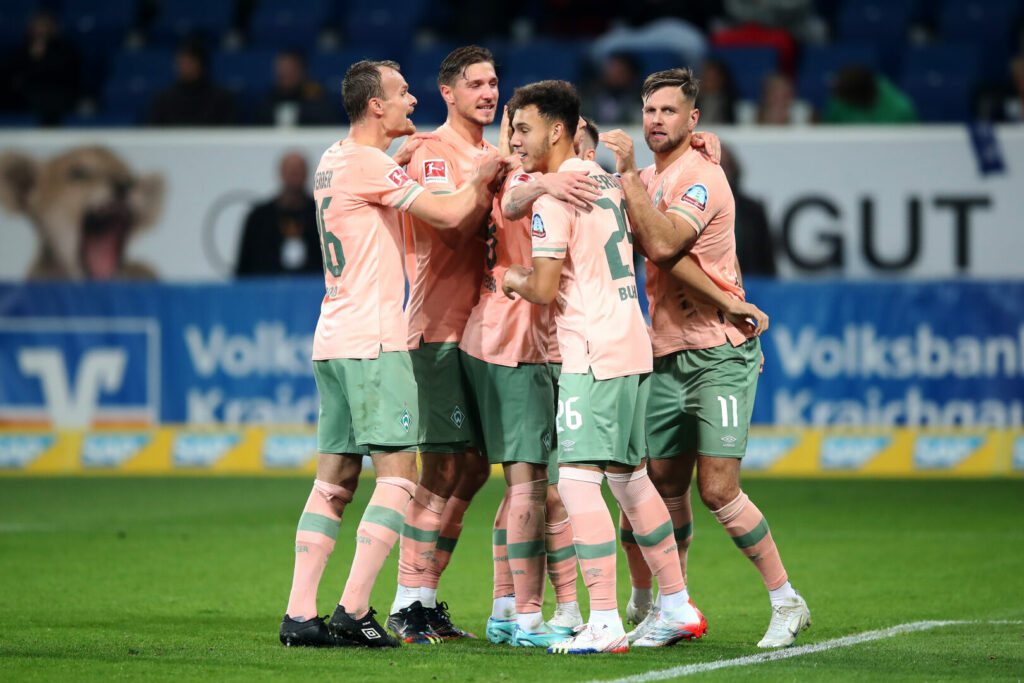 Die Spieler des SV Werder Bremen feiern den Auswärtssieg gegen die TSG Hoffenheim in der Bundesliga.